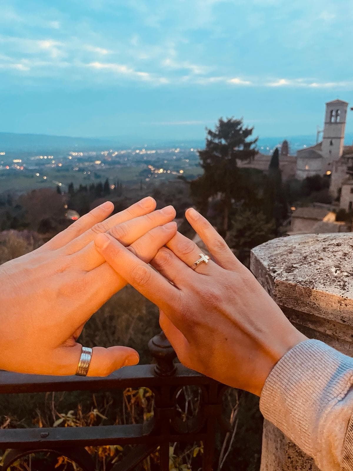 Zaručnički tau prsten ispred Bazilike svetog Franje u Asizu